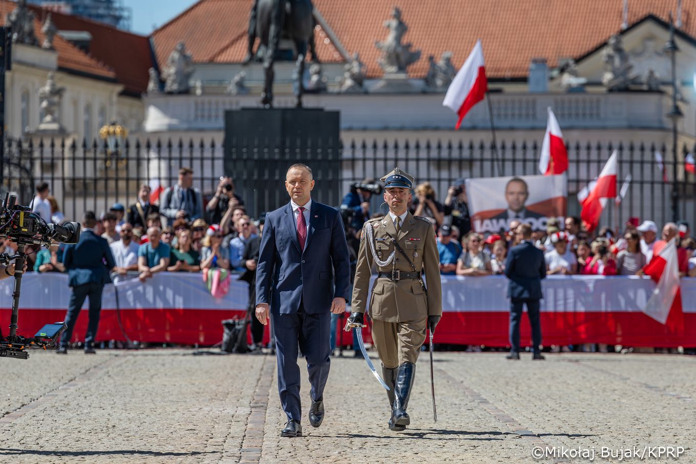 008_Udział Pary Prezydenckiej w uroczystościach z okazji Dnia Flagi RP oraz Dnia Polonii i Polaków za Granicą_02-05-2026_MWB21400.jpg.JPG