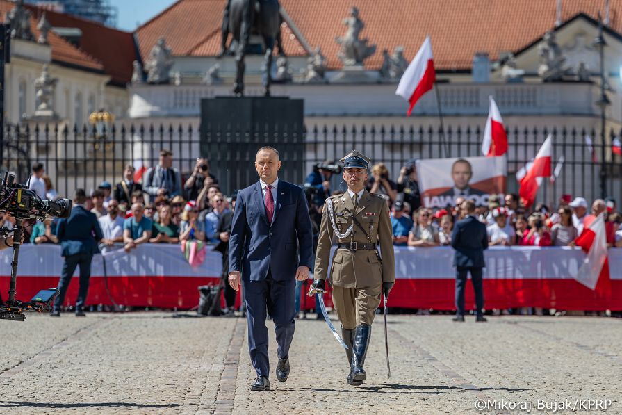 008_Udział Pary Prezydenckiej w uroczystościach z okazji Dnia Flagi RP oraz Dnia Polonii i Polaków za Granicą_02-05-2026_MWB21400.jpg.JPG