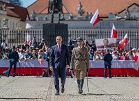 008_Udział Pary Prezydenckiej w uroczystościach z okazji Dnia Flagi RP oraz Dnia Polonii i Polaków za Granicą_02-05-2026_MWB21400.jpg.JPG