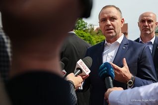 005_Prezydent Karol Nawrocki_Spacer przed Pałacem Prezydenckim_29-05-2026_MWB18119.jpg.jpg