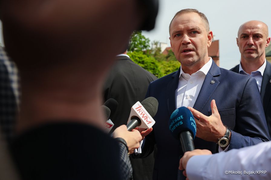 005_Prezydent Karol Nawrocki_Spacer przed Pałacem Prezydenckim_29-05-2026_MWB18119.jpg.jpg