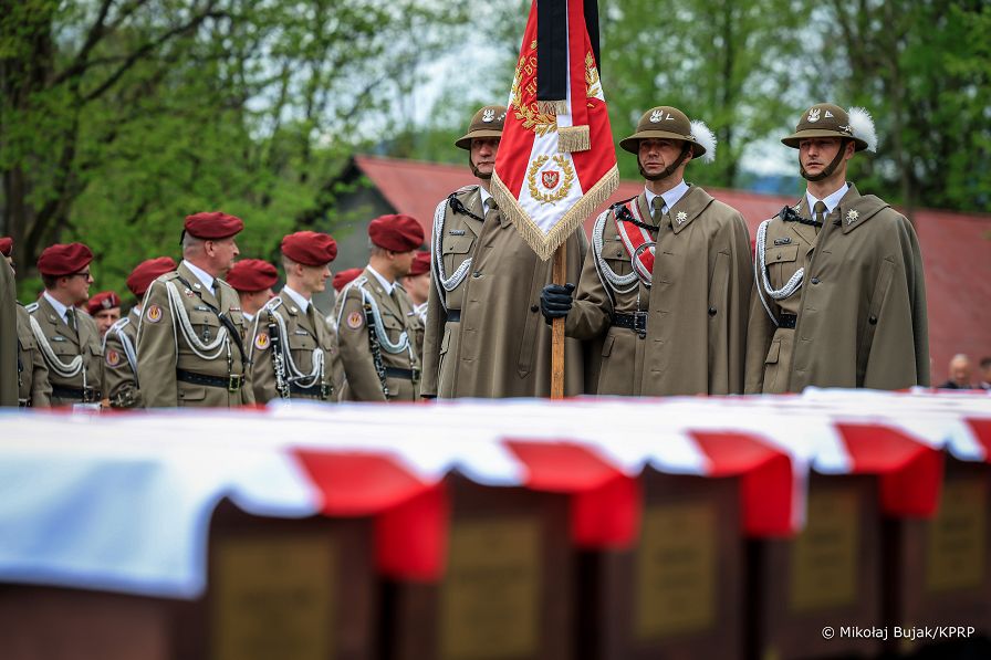 002_b_Prezydent_Karol_Nawrocki_Msza_sw_polowa_w_intencji_zamordowanych_zolnierzy_NSZ_20260507_MWB27977.jpg