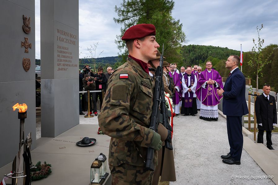 042_Prezydent_Karol_Nawrocki_Msza_sw_polowa_w_intencji_zamordowanych_zolnierzy_NSZ_20260507_MWB17463.jpg