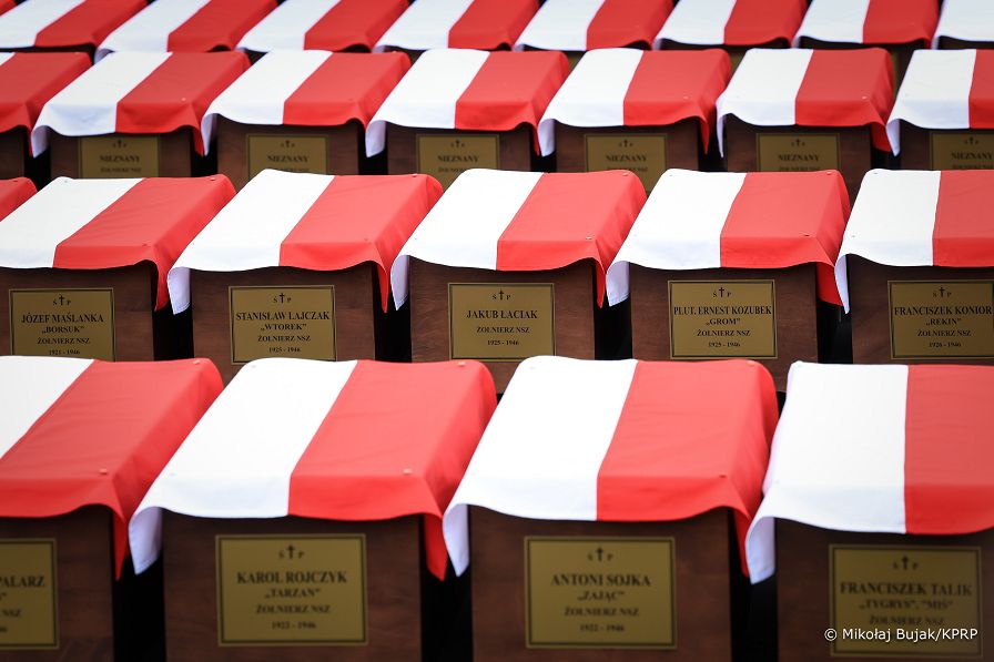 023_Prezydent_Karol_Nawrocki_Msza_sw_polowa_w_intencji_zamordowanych_zolnierzy_NSZ_20260507_MWB29288.jpg