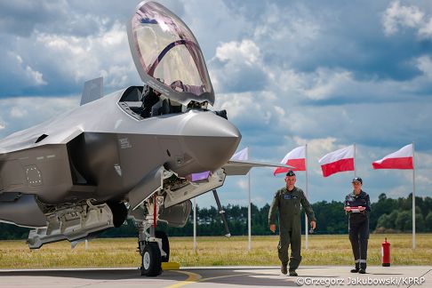 009_Prezydent Karol Nawrocki_Ceremonia oficjalnego przyj.ęcia samolotów F-35 do Sił Zbrojnych RP_12-06-2026_1S7A6201.jpg.JPG