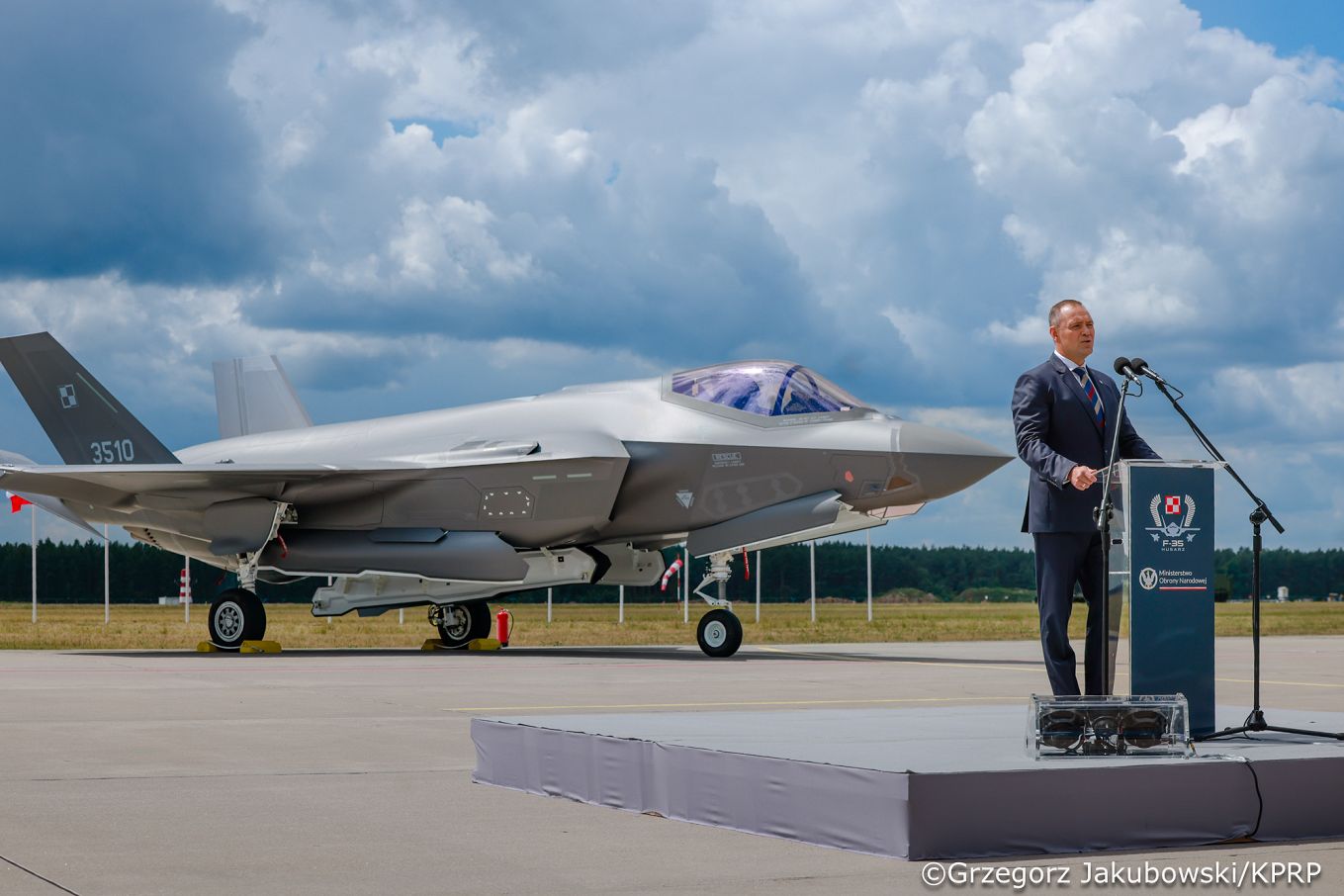 016_Prezydent Karol Nawrocki_Ceremonia oficjalnego przyj.ęcia samolotów F-35 do Sił Zbrojnych RP_12-06-2026_1S7A6229.jpg.JPG