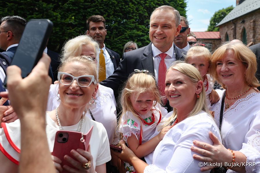 014_Prezydent Karol Nawrocki_Spotkanie Prezydenta RP z parafianami po Mszy Św. w Kościele pw. Matki Boskiej Królowej Polski i św. Maksymiliana Kolbe_14-06-2026_MWB14535.jpg.JPG