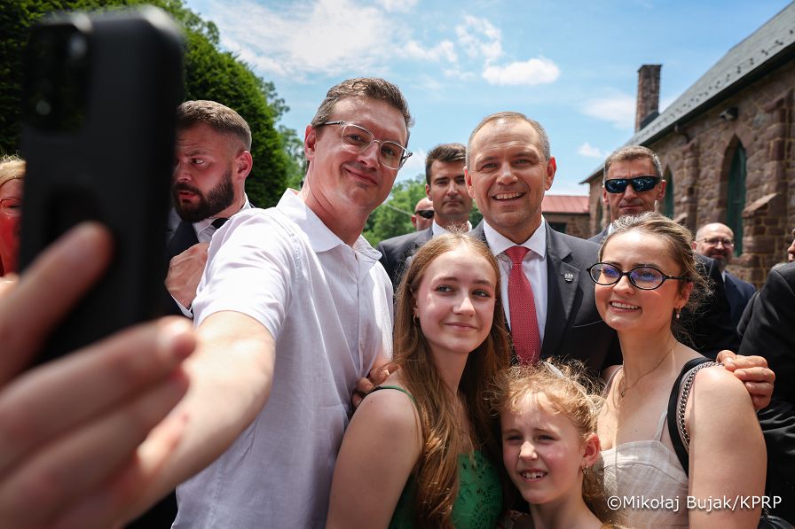 017_Prezydent Karol Nawrocki_Spotkanie Prezydenta RP z parafianami po Mszy Św. w Kościele pw. Matki Boskiej Królowej Polski i św. Maksymiliana Kolbe_14-06-2026_MWB14636.jpg.JPG