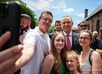 017_Prezydent Karol Nawrocki_Spotkanie Prezydenta RP z parafianami po Mszy Św. w Kościele pw. Matki Boskiej Królowej Polski i św. Maksymiliana Kolbe_14-06-2026_MWB14636.jpg.JPG