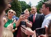 011_Prezydent Karol Nawrocki_Spotkanie Prezydenta RP z parafianami po Mszy Św. w Kościele pw. Matki Boskiej Królowej Polski i św. Maksymiliana Kolbe_14-06-2026_MWB14382_1.jpg.JPG