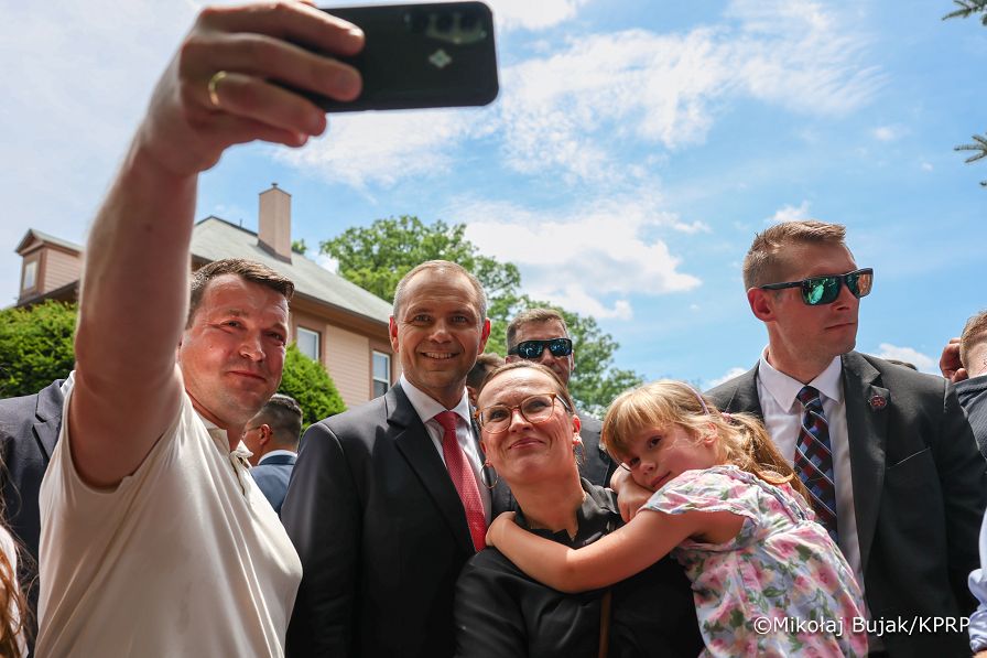 019_Prezydent Karol Nawrocki_Spotkanie Prezydenta RP z parafianami po Mszy Św. w Kościele pw. Matki Boskiej Królowej Polski i św. Maksymiliana Kolbe_14-06-2026_MWB14713.jpg.JPG