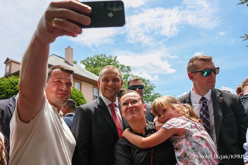 019_Prezydent Karol Nawrocki_Spotkanie Prezydenta RP z parafianami po Mszy Św. w Kościele pw. Matki Boskiej Królowej Polski i św. Maksymiliana Kolbe_14-06-2026_MWB14713.jpg.JPG