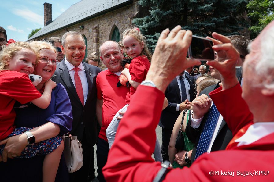 015_Prezydent Karol Nawrocki_Spotkanie Prezydenta RP z parafianami po Mszy Św. w Kościele pw. Matki Boskiej Królowej Polski i św. Maksymiliana Kolbe_14-06-2026_MWB14593.jpg.JPG