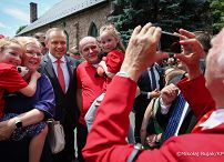 015_Prezydent Karol Nawrocki_Spotkanie Prezydenta RP z parafianami po Mszy Św. w Kościele pw. Matki Boskiej Królowej Polski i św. Maksymiliana Kolbe_14-06-2026_MWB14593.jpg.JPG
