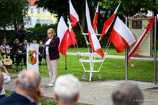 003_Doradca_Beata_Kempa_odsloniece_tablicy_Marii_i_Lecha_Kaczynskich_Leszno_20260618_IMG_9572.jpg