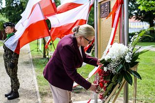 004_Doradca_Beata_Kempa_odsloniece_tablicy_Marii_i_Lecha_Kaczynskich_Leszno_20260618_IMG_9747.jpg