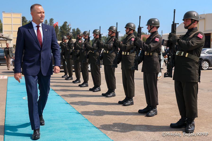001_Prezydent_Karol_Nawrocki_Wylot o wizycie oficjalnej w Turcji_24-06-2026_MWB15161.jpg.JPG