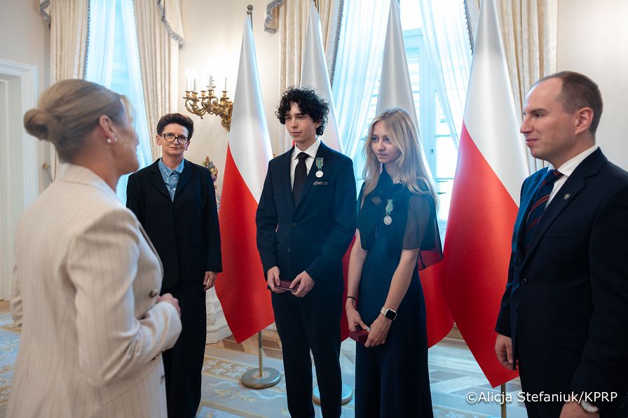 007_Spotkanie Pierwszej Damy z nastolatkami, którzy uratowali mężczyznę w Stawie Barbara w Katowicach_30-06-2026_7C6A5258.jpg.JPG