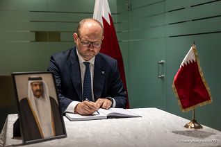 001_Minister_Marcin_Przydacz_wpis_ksiega_kondolencyjna_Ambasada_Kataru_20260715_PK1_4131.jpg