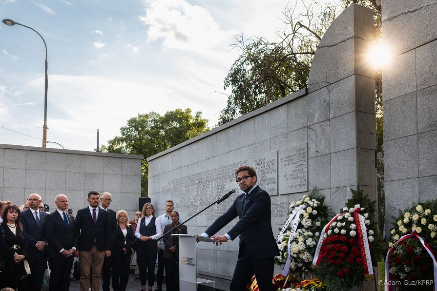 003_Minister Wojciech Kolarski_Uroczystości przy pomniku Umschlagplatz_22-07-2026_GJB_0013.jpg.JPG