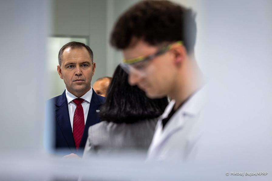 009_Prezydent_Karol_Nawrocki_wizyta_Olimp_Nutrifarm_Debica_20260723_MWB29999.jpg