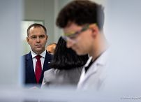 009_Prezydent_Karol_Nawrocki_wizyta_Olimp_Nutrifarm_Debica_20260723_MWB29999.jpg