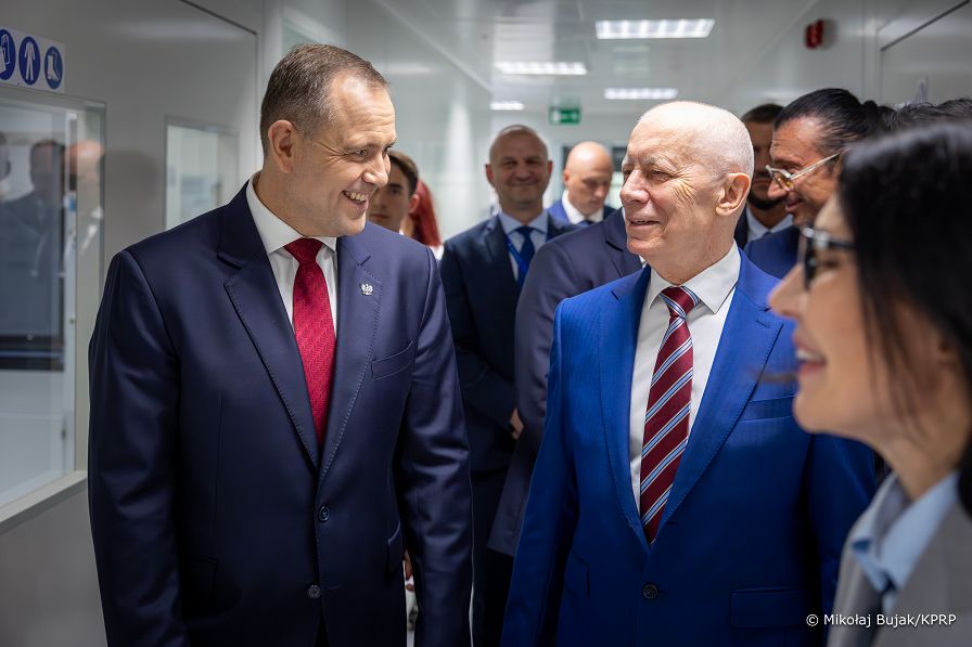 017_Prezydent_Karol_Nawrocki_wizyta_Olimp_Nutrifarm_Debica_20260723_MWB15294.jpg