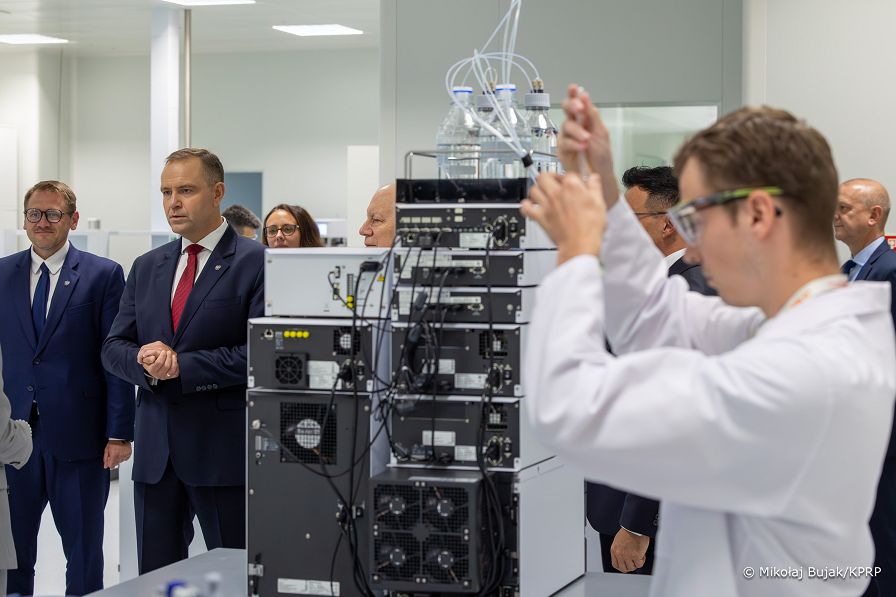 008_Prezydent_Karol_Nawrocki_wizyta_Olimp_Nutrifarm_Debica_20260723_MWB29969.jpg