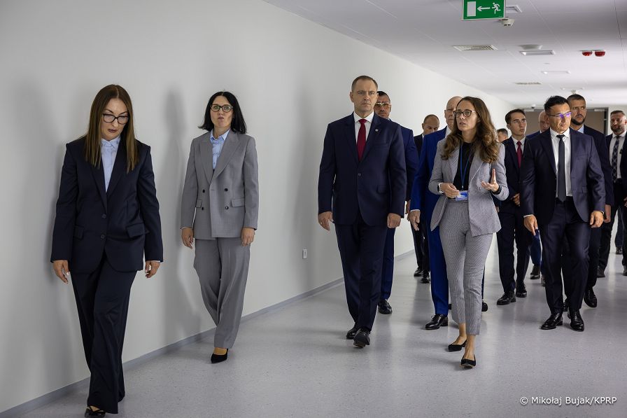 019_Prezydent_Karol_Nawrocki_wizyta_Olimp_Nutrifarm_Debica_20260723_MWB15563.jpg