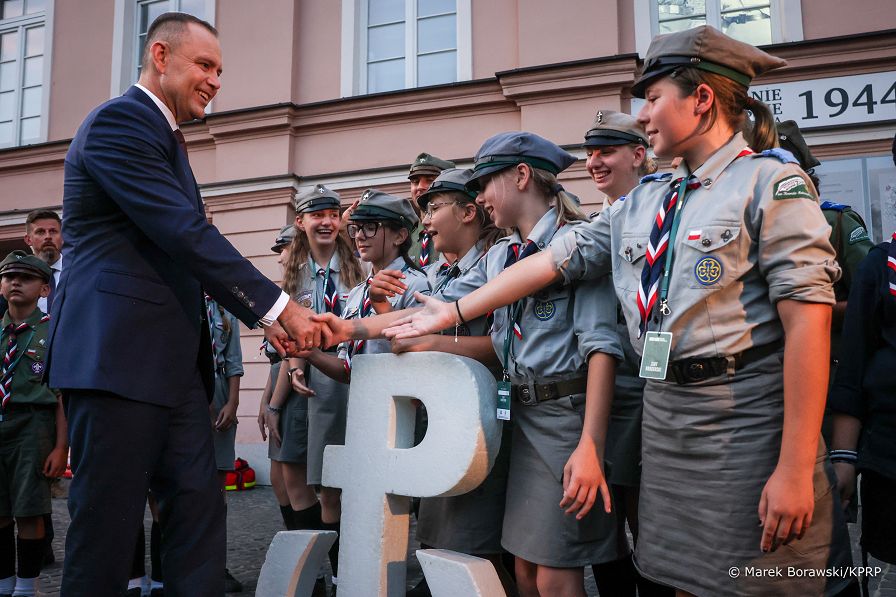 032_Prezydent_Karol_Nawrocki_Msza_sw_polowa_Apel_Poleglych_obchody_82_rocznicy_Powstania_Warszawskiego_20260731_MB_15327.jpg