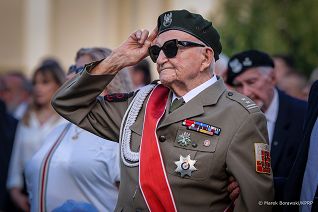 012_Prezydent_Karol_Nawrocki_Msza_sw_polowa_Apel_Poleglych_obchody_82_rocznicy_Powstania_Warszawskiego_20260731_MB_21914.jpg