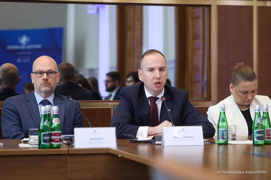 008_Minister_Adam_Andruszkiewicz_NIK_panel_Bezpieczne_dziecko_w_swiecie_cyfrowym_20260708_PK2_8654.jpg