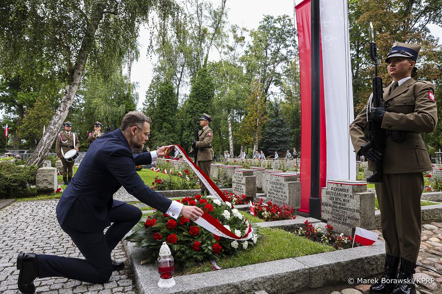 06_Zbigniew_Bogucki_zlozenie_wiencow_groby_Dowodcow_ Armii_Krajowej_20260801_MB_15577.jpg