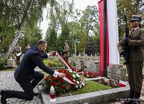 06_Zbigniew_Bogucki_zlozenie_wiencow_groby_Dowodcow_ Armii_Krajowej_20260801_MB_15577.jpg