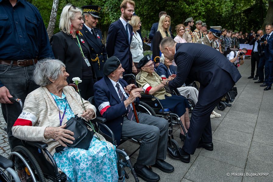002_a_e_Prezydent_Karol_Nawrocki_82_rocznica_wybuchu_Powstania_Warszawskiego_Powazki_20260801_MWB16685.jpg