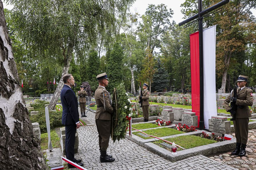 05_Zbigniew_Bogucki_zlozenie_wiencow_groby_Dowodcow_ Armii_Krajowej_20260801_MB_15549.jpg