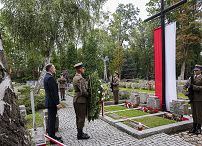05_Zbigniew_Bogucki_zlozenie_wiencow_groby_Dowodcow_ Armii_Krajowej_20260801_MB_15549.jpg