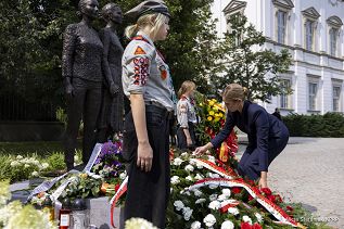 05_Marta_Narocka_kwiaty_pominik_Kobietom_Powstania_Warszawskiego_20260801_7C6A9585.jpg