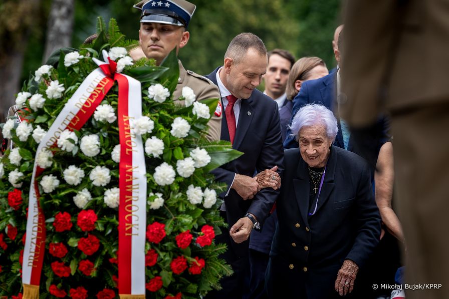 005_b_Prezydent_Karol_Nawrocki_82_rocznica_wybuchu_Powstania_Warszawskiego_Powazki_20260801_MWB25225.jpg