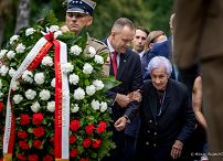 005_b_Prezydent_Karol_Nawrocki_82_rocznica_wybuchu_Powstania_Warszawskiego_Powazki_20260801_MWB25225.jpg