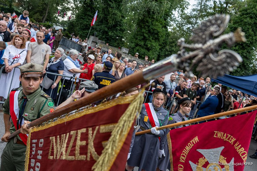 008_a_Prezydent_Karol_Nawrocki_82_rocznica_wybuchu_Powstania_Warszawskiego_Powazki_20260801_MWB17296.jpg
