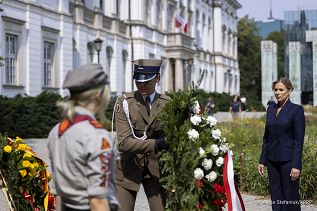 04_Marta_Narocka_kwiaty_pominik_Kobietom_Powstania_Warszawskiego_20260801_340A0154.jpg
