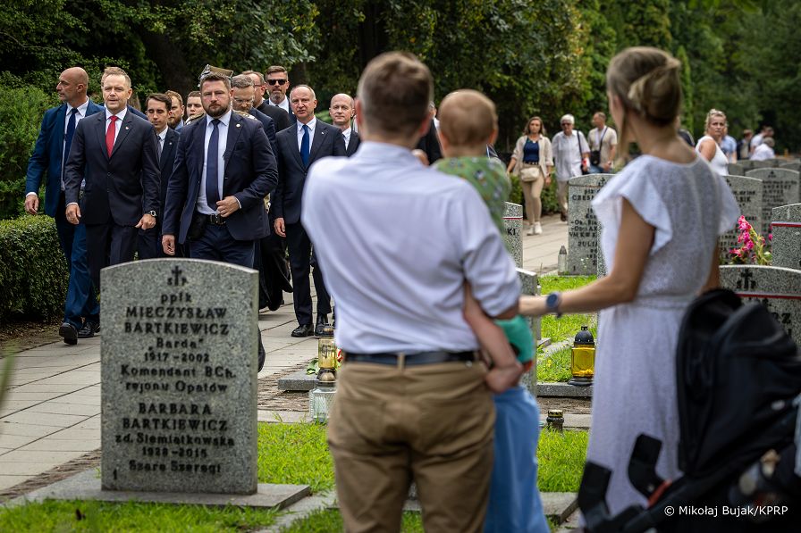 001_Prezydent_Karol_Nawrocki_82_rocznica_wybuchu_Powstania_Warszawskiego_Powazki_20260801_MWB24707 (1).jpg
