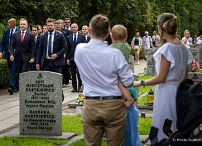 001_Prezydent_Karol_Nawrocki_82_rocznica_wybuchu_Powstania_Warszawskiego_Powazki_20260801_MWB24707 (1).jpg