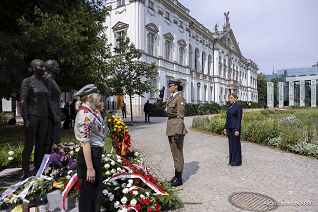 03_Marta_Narocka_kwiaty_pominik_Kobietom_Powstania_Warszawskiego_20260801_7C6A9554.jpg