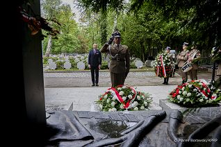 03_Zbigniew_Bogucki_zlozenie_wiencow_groby_Dowodcow_ Armii_Krajowej_20260801_MB_15393.jpg