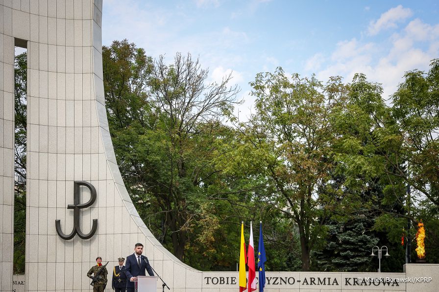 003_Doradca_Jakub_Banaszek_uroczystosc_pomnik_Polskiego_Panstwa_Podziemnego_20260801_MB_15770.jpg