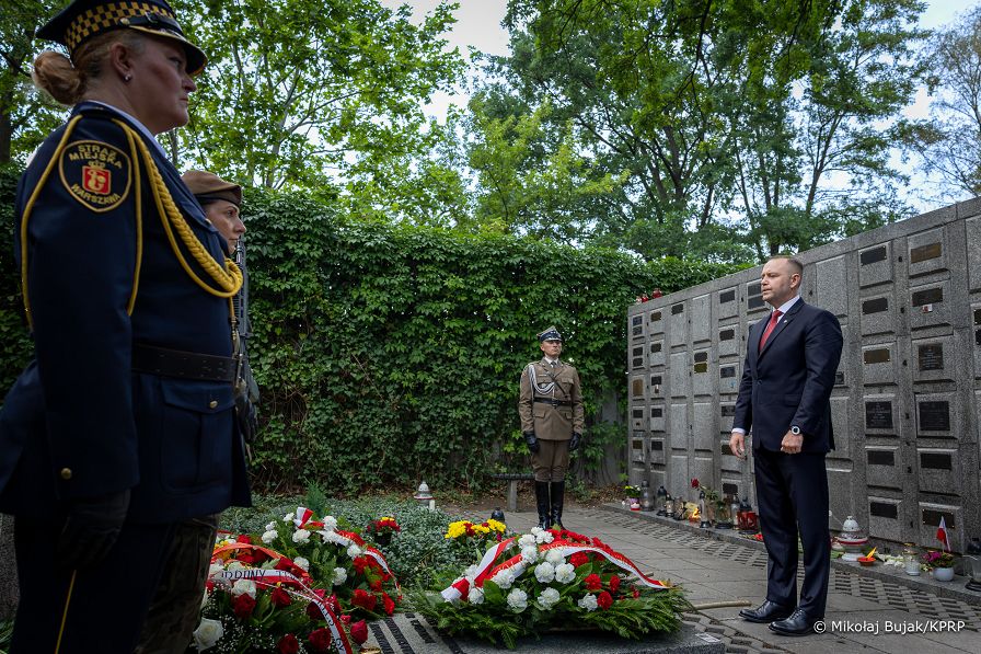 002_a_a_Prezydent_Karol_Nawrocki_82_rocznica_wybuchu_Powstania_Warszawskiego_Powazki_20260801_MWB16292.jpg