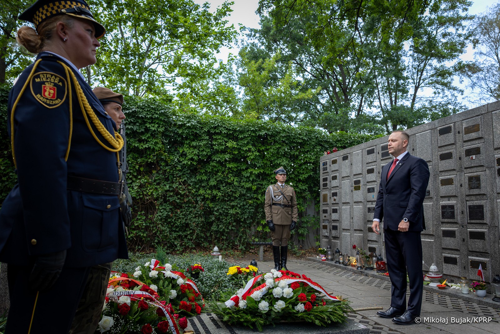 002_a_a_Prezydent_Karol_Nawrocki_82_rocznica_wybuchu_Powstania_Warszawskiego_Powazki_20260801_MWB16292.jpg [1.99 MB]