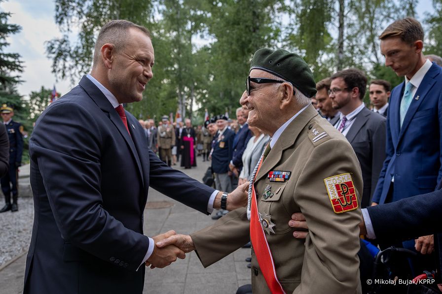 002_a_h_Prezydent_Karol_Nawrocki_82_rocznica_wybuchu_Powstania_Warszawskiego_Powazki_20260801_MWB16853.jpg